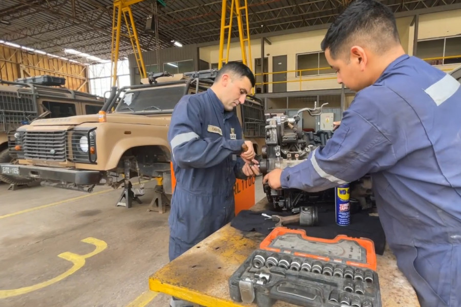 Trabajos de mantenimiento de un vehículo Land Rover en las instalaciones del Regimiento Logístico 1 Tocopilla Imagen I División del Ejército de Chile